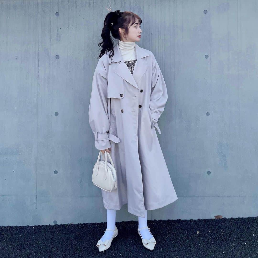 河﨑莉奈のインスタグラム：「春服着れる季節も楽しみ🐩🎀  形も丈感も可愛くてお気に入り🤍🧥  @raycassin_onlinestore   3/13(日)までアウターフェア実施中〰️  #トレンチコート #春アウター #raycassin #春コーデ #春服 #pr  @raycassin_online」