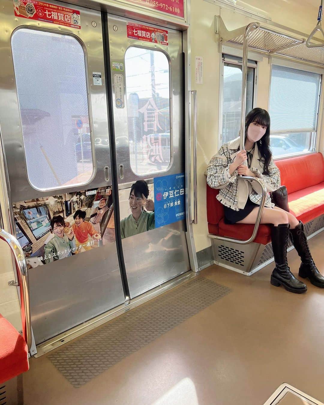 日下部美愛のインスタグラム：「広告をさせて頂いてる伊豆箱根鉄道に乗ってきました！ 電車内に自分がいるの感動しました😭 そして電車内にいたちっちゃい男の子が映像内で流れてるテーマソングを歌っててびっくり、笑 この広告見て「伊豆仁田さんだー」って言いながら歩いていったのを見て ここにいるよー、って内心思ってました 可愛かったなあ 三島駅のモニター？ビジョン？でも流れてました！ 嬉しい〜〜！ みんなも行く機会があったら是非見てみてね🥰  #伊豆箱根鉄道 #いずっぱこ  #photo #japan #model #me #hair #fashion #selfie #makeup  #followme #instagood #camera #instadaily #dailylook #사진 #데일리  #데일리 #셀카 #메이크업 #아이돌 #일본 #일본여자」