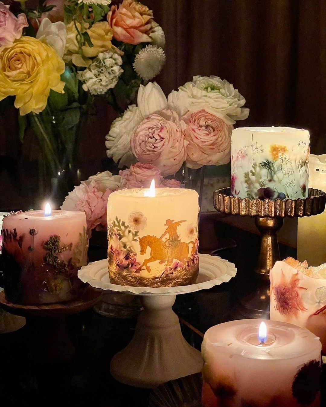 黒谷友香のインスタグラム：「キャンドル🕯ナイト🌙✨ 癒しの時間です。手作りボタニカルキャンドルだよ。1/fゆらぎで、心身共に緩む〜😌✨💟  #ralphlauren#poloralphlauren#乗馬#馬#Coleman#ボタニカルキャンドル#東京#平和 #長崎#平和公園#sdgs#長崎原爆資料館 #アンティーク#ハーブ#ラボット#diy#日本#映画 #祈り#日産 #nissan#日産ariya#ai#大鵬薬品工業#バップフォーレディ#エビス#プレミアムケアハブラシ#黒谷友香」