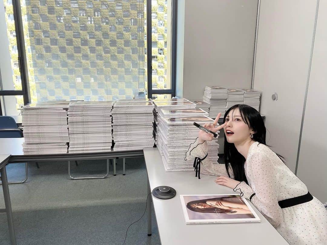 吉井美優のインスタグラム：「. 写真集オンラインイベント 沢山の方にご応募頂き 本当に有難う御座いました ！ いろんなお部屋に写真集の山達が ‥ 📚 全てサインを書かせて頂きました 手元に届くのお楽しみにしててね またイベントありますように 👸🏻💐」