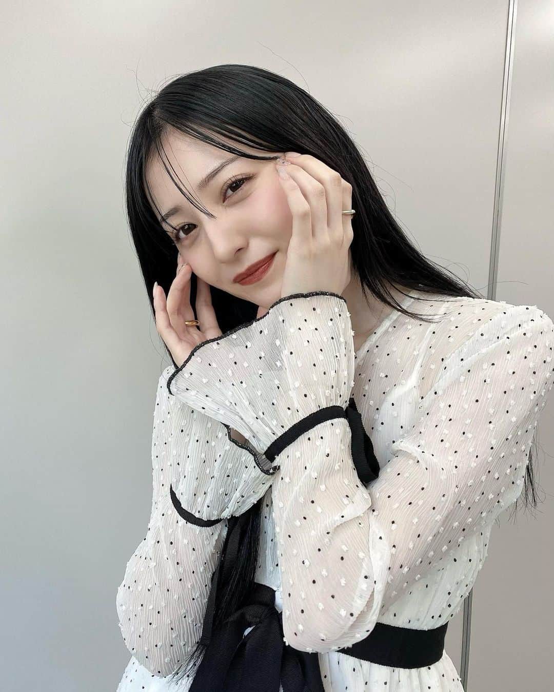 吉井美優のインスタグラム：「. かわいい衣装にメイク 最近沢山着れてうれしい ⚪⚫  少し前にカラーとエクステつけてもらった いつも有難う御座います 🪄 @press.nabe」