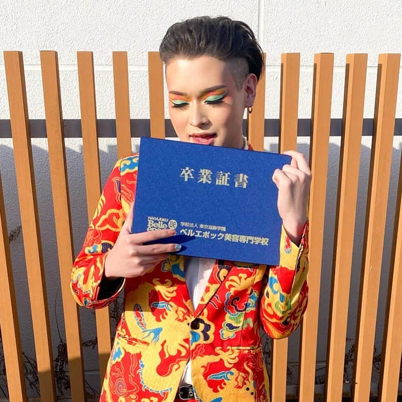 たけたろうのインスタグラム：「ㅤㅤㅤㅤㅤㅤㅤㅤㅤㅤㅤㅤㅤ ついに美容学校卒業🥳❣️  美容学校に入るの決めた高1の冬から、AO入試をエントリーした高2の冬、合格が決まった高3の秋、この頃はコロナなんて言葉すら知らなかったのに、😭💦入学してからも2ヶ月間(確か)はオンラインとかもなくただ毎日を生きてたわけなんだけど、自撮りをインスタに載せることすら躊躇ってた僕がSNSを始めて、インスタに自撮りをあげるようになって、夏にはYouTubeのアカウントも作って、そこからtiktokを始めました😳 tiktokが運良く最初から数字がちょっと伸びてそこからSNSって楽しいなって思うようになるけど当たり前にそんなに上手く行くこともなく、色々試行錯誤しながら今に至るんだけど🤣  美容学生になる前のインスタって僕のフォロワー800人くらいで友達と友達の友達とかで知らない人がフォローしてることなんてほとんどなかったの、それが今では【2️⃣万人】いるの👦🏻❤️本当に意味がわかんない、、、てか普通に感動する😭💕ありがとう💖tiktokもそう。フォロワー0から始めて、今では【1️⃣0️⃣万人】いるアカウントに🤪‼️田舎のうるさいメイク好きな男がここまで成長できたのはみんなのおかげです🥺  そして僕は就職しない選択を取りました。もちろん就活をしなかったわけじゃないし、ちゃんと落ちたし🍂そこでようやくSNSとともに生きていく決心ができて今まで以上に頑張ろうって思えたの❤️‍🔥美容学校に入って後悔したことって数えきれないくらいある正直、でもその後悔はベルじゃなかったらもっと多かったなって思う、、、大好きな友達にたくさん出会えて、自分の中で腑に落ちなかったメイクも授業の中で参考になったりして✏️SNSに対しての授業があったわけではないけど、周りのみんながインスタやtiktokの数字が強い人がいたから負けじと頑張れました🤫🔥でも散々学校のアンチしてごめんね😉  これからは美容学生のたけたろうじゃなくなる悲しさ、肩書きって本当に大事じゃん絶対🤣💦でもめげずに自分らしく頑張ろうと思います!!これからも頑張るので応援お願いします🥺❣️❣️ ㅤㅤㅤㅤㅤㅤㅤㅤㅤㅤㅤㅤㅤ ㅤㅤㅤㅤㅤㅤㅤㅤㅤㅤㅤㅤㅤ　ㅤㅤㅤㅤㅤㅤㅤㅤㅤㅤㅤㅤㅤ ㅤㅤㅤㅤㅤㅤㅤㅤㅤㅤㅤㅤㅤ ㅤㅤㅤㅤㅤㅤㅤㅤㅤㅤㅤㅤㅤ  #メイク #メイクアップ #コスメ好きさんと繋がりたい#コスメ部 #メイク男子 #メンズメイク  #美容 #fff  ・＊・＊・＊・＊・＊・＊・＊・＊・＊・ #美容学生 #美容学生と繋がりたい #美容学生の日常  ・＊・＊・＊・＊・＊・＊・＊・＊・＊・　 #ベルエポック美容専門学校 #ベルスタグラム #卒業式」