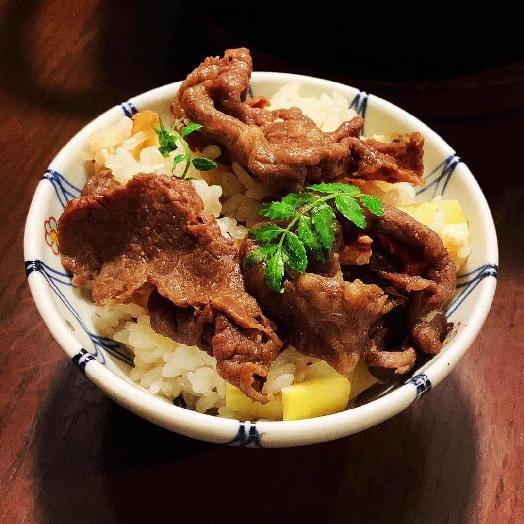 志摩有子さんのインスタグラム写真 - (志摩有子Instagram)「新物の筍を頂いたのでさっそく筍ごはんに。炊き上がったところにしぐれ煮を盛り合わせれば2合があっという間に消えた。  #たけのこごはん #筍ご飯  #しぐれ煮 #バーミキュラライスポット @vermicular_japan  #arikoのごはん」3月12日 21時32分 - ariko418