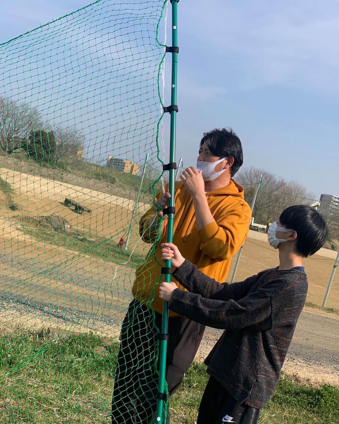 のインスタグラム：「・・・  創設する中学硬式野球チームの 体験会の買い出しと 現地でシュミレーションをしてきました^_^  大変ですが、試行錯誤しながら創り上げるのもまた楽しいです！  ４枚目は、どの位置からどれくらいの力で打ったらボールが川に入るのを防げるかを試しました。  ギリギリ手前に打てました^_^  #中学硬式野球チーム #青山東京ボーイズ(仮称/申請中)」