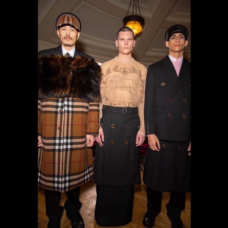 ノゾムのインスタグラム：「The pants are high waist and the coat is cute ズボンはハイウェストでコートも独特な形で可愛い 毎回服を見て楽しんで 服好きにはたまらない仕事！」