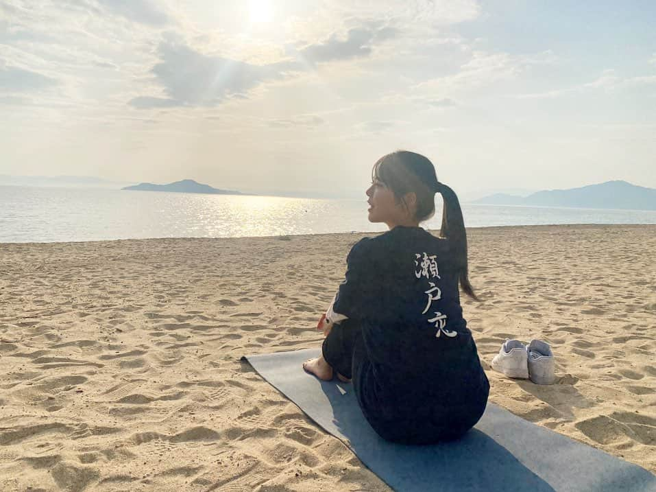 矢野帆夏のインスタグラム：「ビーチヨガ🧘‍♀️💙  えたじまものがたり博覧会の メニューに参加しました !  キャンドルを炊いてオイルでリラックスした後 晴れたビーチでヨガをして、 心も体もスッキリしました🥰  UminosuさんのBARで美味しいドリンクとお食事を頂いた後焚き火を囲んで地元の方とお話出来て本当に良い時間を過ごさせていただきました🥲♡  市内から少し離れた所で非日常的な時間を過ごせる江田島には実際に足を運んでもらって感じて欲しいことが沢山あります。  #江田島#広島県#えも博 #瀬戸内#STU48#矢野帆夏 #えたじま#海#ビーチヨガ #setouchi#etajima#hiroshima #yoga#beachyoga#Sea#setokoi#yanohonoka#Japanese #ponytail#sun#Uminosu#SPA #resort#candle#olive#🧘‍♀️#🌊」