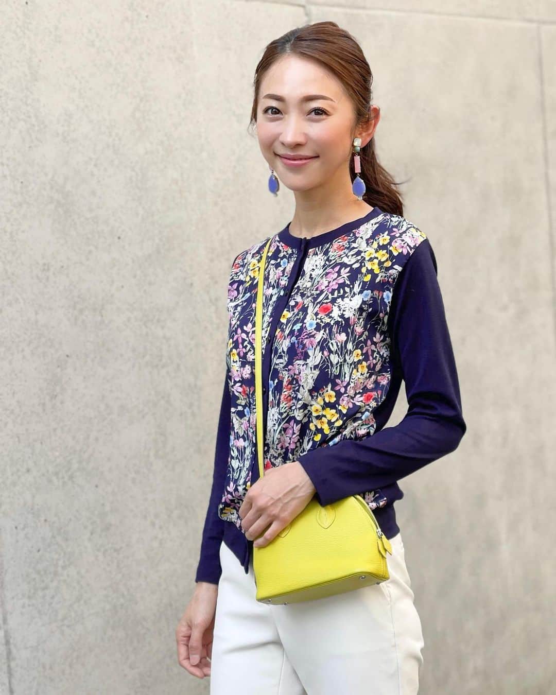 のインスタグラム：「- 暖かくなると着たくなるフラワー柄のカーディガン🌷  華やかになる1枚です✨  coordinate cardigan #fleur_clothes pants #theory bag #hermes #fleur_bag」