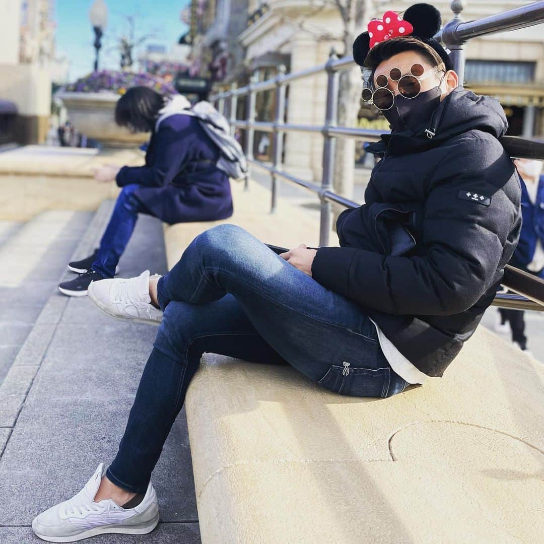 たかのインスタグラム：「. たまには息抜きも大切と言うことで、ネズミーシー。2月下旬にいったねんけど、高校生多めやった。俺も今度制服でいこかな。 #夢の国 #ほぼ隣は夢の島 #試合で使わせてもろてました #ネズミ #ハハッ #後ろの人 #気になる #誰やねん #カチューシャ必須 #アトラクション全力 #テーマパーク大好き #次は制服でいくわ #ギリセーフやろ #次はランドやな #花粉症えぐい #鼻とって洗いたい」