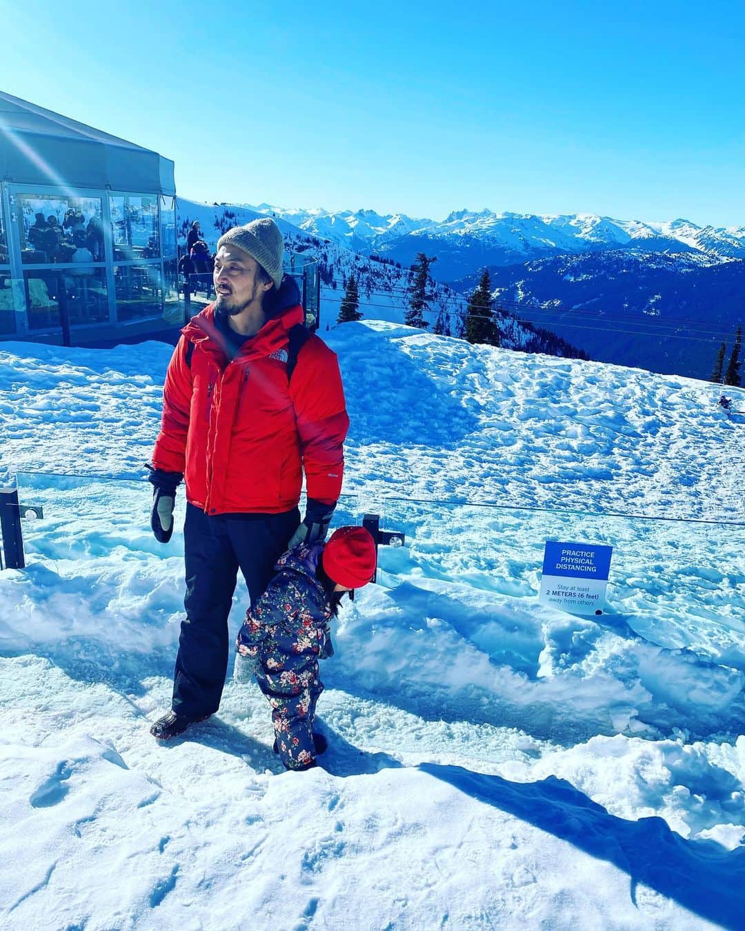 のインスタグラム：「First snow.」