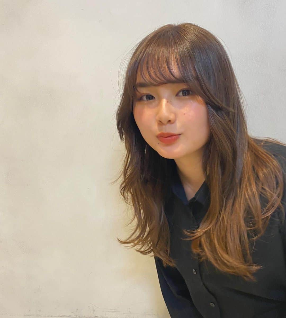 箭内夢菜のインスタグラム：「急に髪の毛が伸びた理由は  役作りのためでした😊 溝口さんはじめ、ZACCのスタッフの方々に協力して頂いて、、 人生初のエクステを 1本1本、とても丁寧にやってくださいました🥺 本当にありがとうございました*ﾟ  ドラマ撮影頑張ります💪🏻 お楽しみに！  #明日カノ」