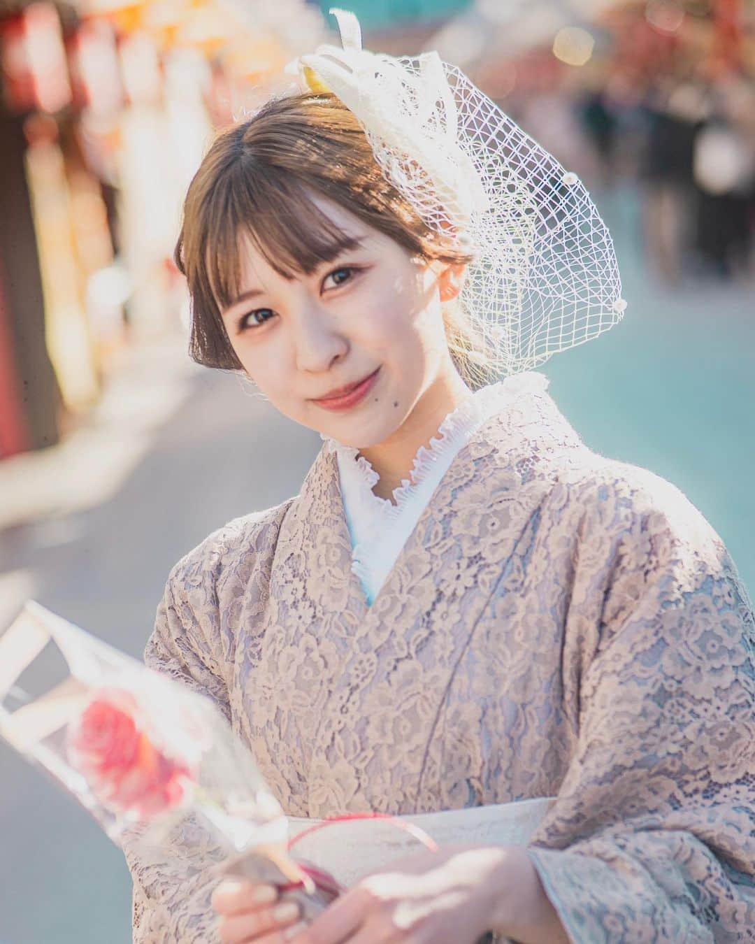 岡田美里のインスタグラム：「ネプリーグの感想たくさんいただき嬉しいです！ ご視聴ありがとうございました😊  実はネプリーグの収録の頃、大学院の入試を受けていました！(それもあって年明けからは、なかなかSNSを更新できず…geeupにも出られず…🥲)  入試の結果は合格でした！ 大学の卒業も決まったので大学院へ進学します。 進学先や研究内容については追々お伝えします🌟 そして最近は、春から社会人になる友だちと会ったり、帰省したりしています🤍 SNSの投稿もまたがんばろ〜と☺︎  サークルのメンバーと卒業の記念撮影をした時の写真📸💐  #袴 #卒業」