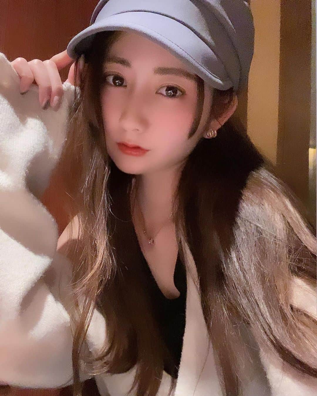 森田ワカナのインスタグラム：「1年に１回のペースで投稿…😮‍💨🙏🏻 髪が異常に伸びました！ 前髪も順調に伸びています👏🏻  先月誕生日だったので、 今年は大人の色気増し増しで 生きていこうと思います😚💋笑」