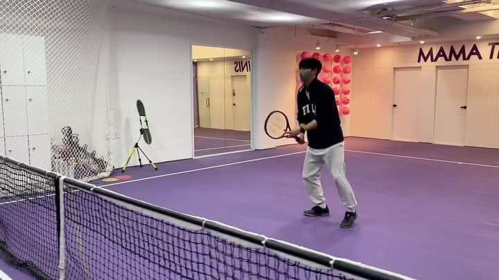 ハン・ジェソクのインスタグラム：「@wilsontennis_kr  @wilsontennis  발리가 아주 쫙쫙 달라 붙는구만!! 클래시🌹 빨간맛💃🏻 아낀다😏 . . . #클래시v2 #clashv2 #테니스 #윌슨 #윌슨클래시 #윌슨테니스 . . . @mamatennis_court  @gyunpro (늘 고마워용🙇🏻) #마마테니스  @tenn_tation」