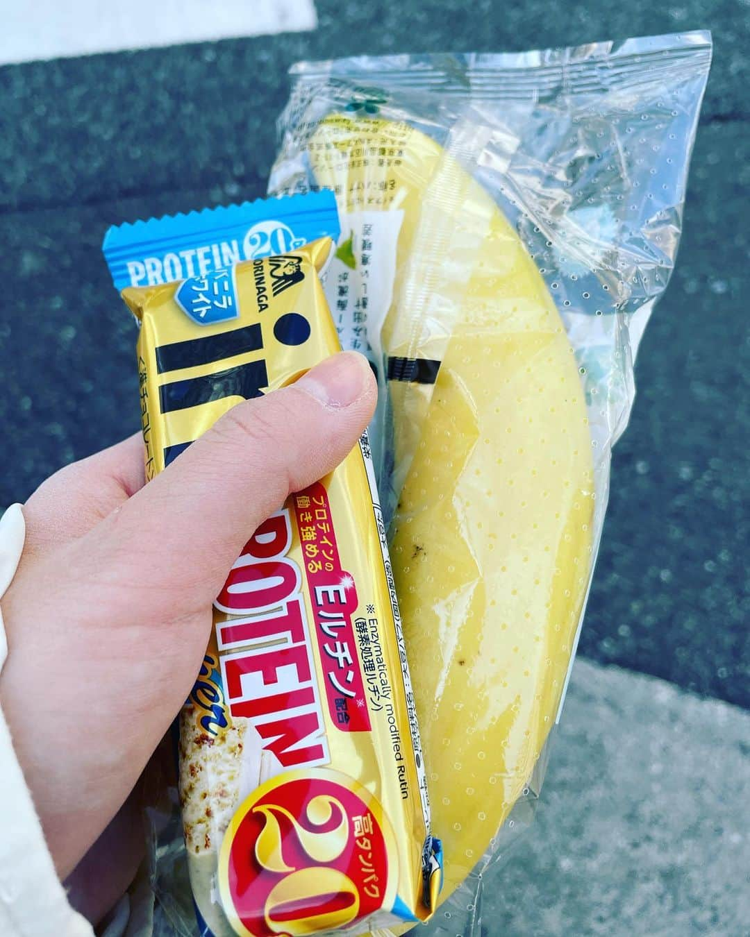 リアラさんのインスタグラム写真 - (リアラInstagram)「最近食べてる物、飲んでる物🍌💪🍹  家の奥底に炭水化物、インスタント食品は閉まいました。  近づけない。 近くに置かない。 あれば食べちゃう。 来週友達に大量の食品渡す。  半身浴は出来るだけ毎日。 バスグッズを可愛いブランドで集めとけば入りたくなる。 SABON見た目可愛いから好き！ HACCIのボディソープは特別な日の前日しか使わない。 AYURAの入浴剤は田中みなみ愛用だから真似した笑  @improvement.studio @chiba_chan0418   #improvementstudio #中野坂上 #パーソナルジム#gym#ジム#ダイエット#痩身#健康#昼活#ジム女子#トレーナー#美容#美肌#プロテイン#savas#バスグッズ#sabon#ayura#歌舞伎町#六本木#銀座#電車#タクシー病治りました#リアラ」3月12日 22時59分 - riaranyan