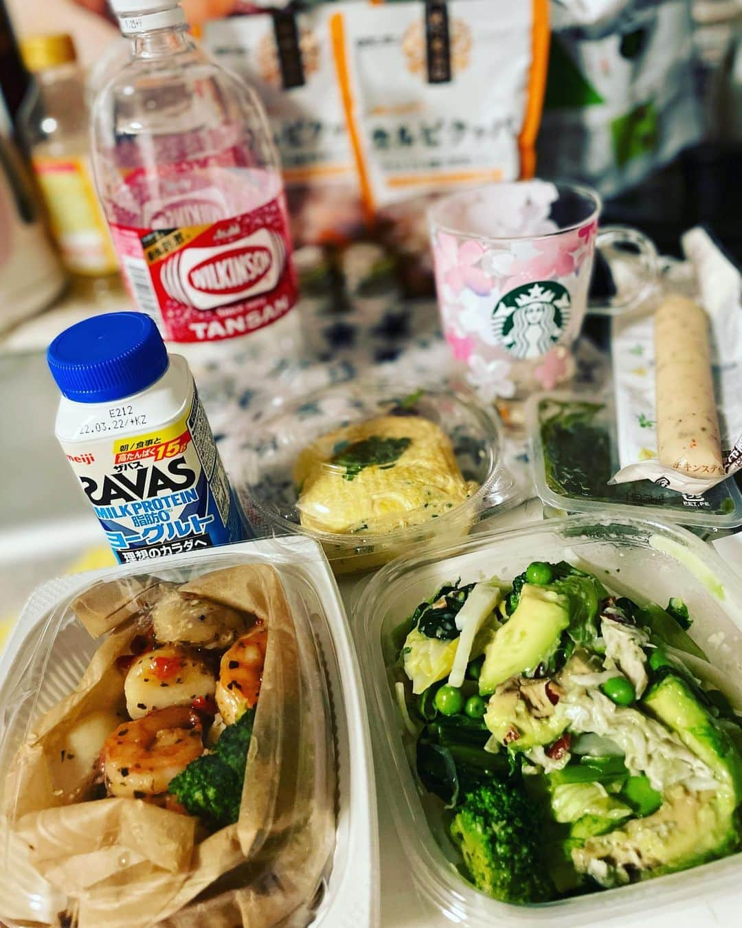 リアラさんのインスタグラム写真 - (リアラInstagram)「最近食べてる物、飲んでる物🍌💪🍹  家の奥底に炭水化物、インスタント食品は閉まいました。  近づけない。 近くに置かない。 あれば食べちゃう。 来週友達に大量の食品渡す。  半身浴は出来るだけ毎日。 バスグッズを可愛いブランドで集めとけば入りたくなる。 SABON見た目可愛いから好き！ HACCIのボディソープは特別な日の前日しか使わない。 AYURAの入浴剤は田中みなみ愛用だから真似した笑  @improvement.studio @chiba_chan0418   #improvementstudio #中野坂上 #パーソナルジム#gym#ジム#ダイエット#痩身#健康#昼活#ジム女子#トレーナー#美容#美肌#プロテイン#savas#バスグッズ#sabon#ayura#歌舞伎町#六本木#銀座#電車#タクシー病治りました#リアラ」3月12日 22時59分 - riaranyan