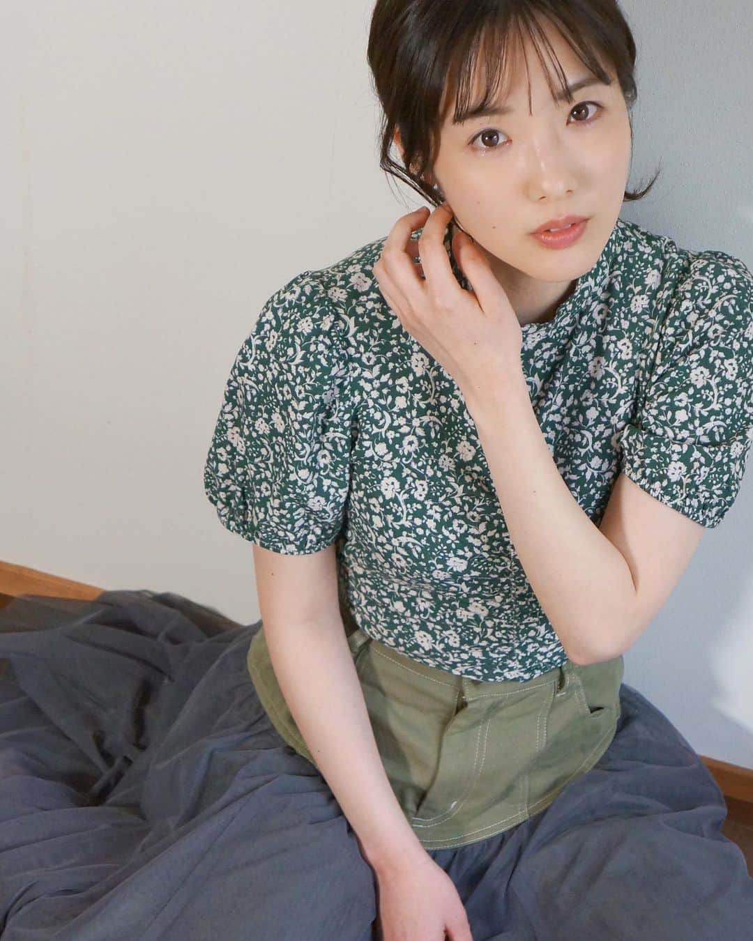 落合萌のインスタグラム：「14年来の親友が撮ってくれた写真。  私は高校受験でも大学受験でもちと苦い思いをしたけど、 その進学先で彼女と出逢えた事を考えると "全てに意味がる" と、自信を持って言える。  だからこの時期、受験とか就職とかで「失敗しちゃった」と感じて落ち込んでいる人がいたら、 今失敗と感じることが実は大成功って事もあるって信じて欲しい。  昨日は袴姿の方を沢山見かけました。 卒業おめでとう🌸  #卒業 #graduation」