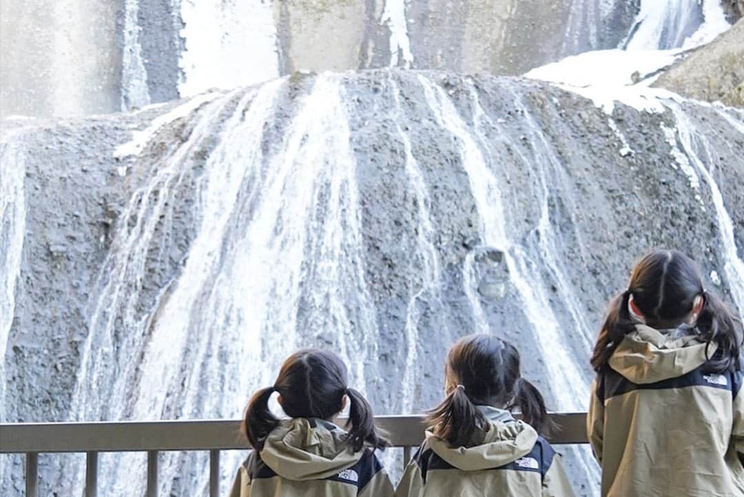 Yukiさんのインスタグラム写真 - (YukiInstagram)「いつか行ってみたいと思っていた場所✨ マイナスイオンを浴びに袋田の滝へ行ってきました♡  身近で見る滝は大迫力👀✨✨  この時期は氷瀑が見られると言われていて楽しみに♡ 四季でそれぞれ景観も変わることから四度の滝とも呼ばれてるそう👀✨ また違う季節にもぜひ行ってみたいです☺️✨  #大子町 #袋田の滝 #pr」3月12日 23時14分 - yukikuu96