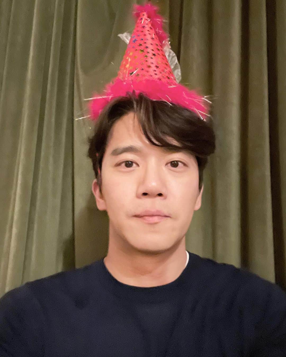 ハ・ソクジンのインスタグラム：「별것 없는 날 기쁘게 만들어 준 모든 분들 감사합니다!!」