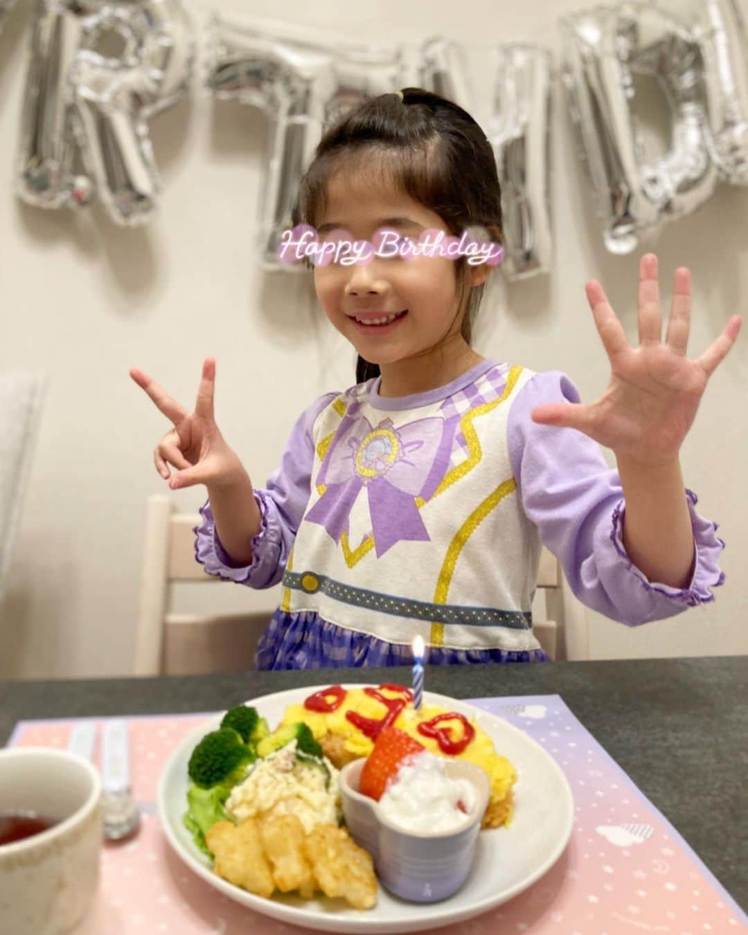 のインスタグラム：「🎁🥂Happy 5th Birthday👧🏻🎂 今年はお誕生日が平日だったので、一回でがつんと‼︎ではなくて、ちょこちょこ何回もお祝いしました💕  自転車に乗れるようになったり、 縄跳びが跳べるようになったり、 あごを怪我して通院したり、 ひらがなカタカナの読み書きや 足し算引き算できるようになったり、 新体操の発表会をはじめて経験したり。  たくさんの挑戦と成長を見せてくれて、 いつも幸せをくれてありがとう🌈  大人達が思い思いにプレゼント買っちゃうから、もらいすぎ。笑 今年は園のお友達からもお誕生日のお手紙とプレゼントをもらっていて💌素敵なお友だち関係を自分の力で作れていることに、じーんとしました。  あいかわらず、3月生まれのハンデを全く感じさせなくて頼もしいかぎり。どんどん成長していくんだね。 春には年長さん。早いなぁ🌸  #お誕生日おめでとう #happybirthday #5歳 #早生まれ #おしゃべり女子 #ミーハー女子 #愛娘」