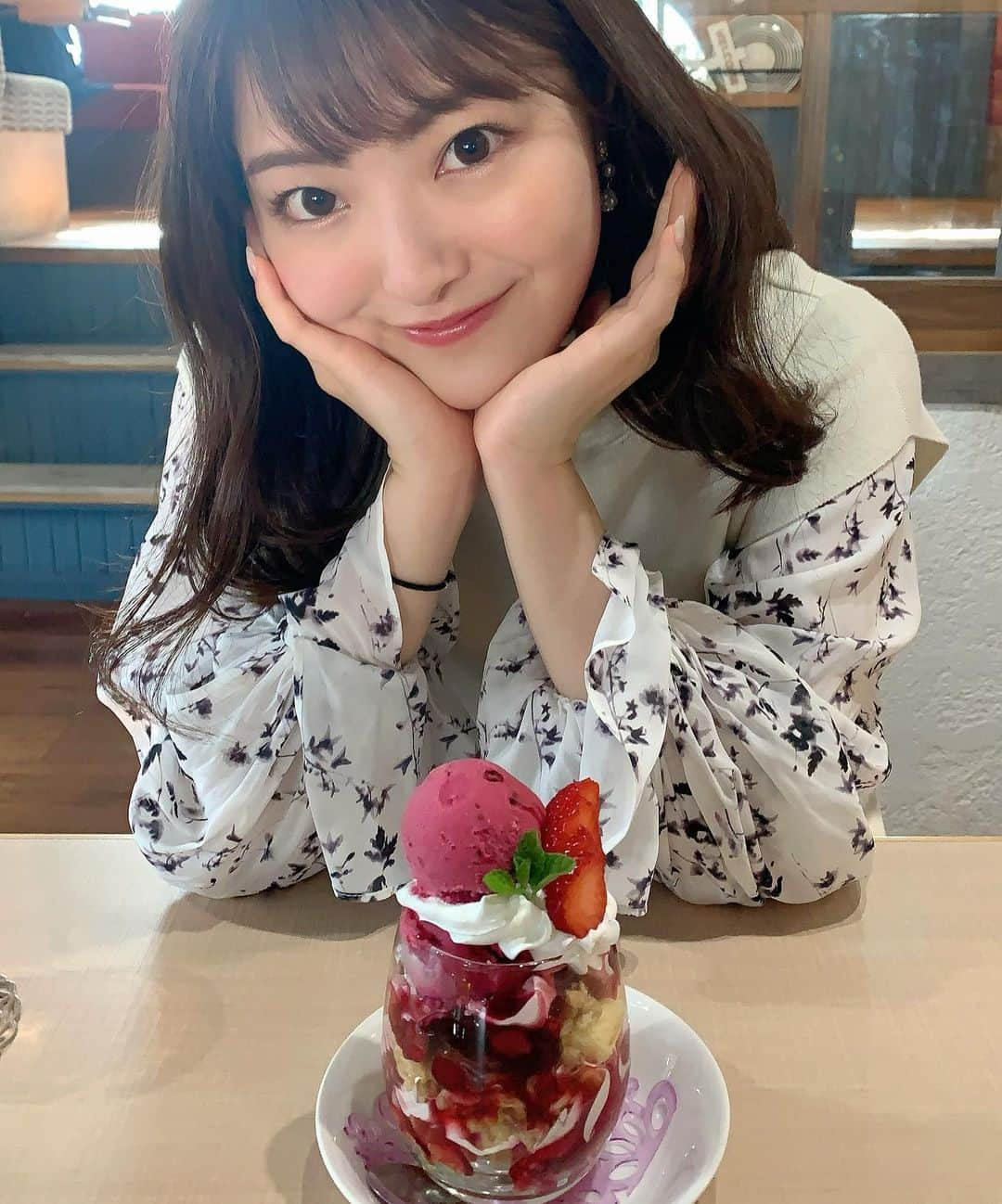 遠野愛のインスタグラム：「2022.03.12 最近昼間ならコートなしで 外に出られるようになって嬉しい🌸 明日の福岡市は最高気温20度の予想なんだとか！ どんなお洋服着ようかな☺︎ 春服って可愛いからたくさん写真撮りたくなるんだけど手につけた黒ゴム外すの忘れた🤭  #春 #福岡 #春服 #福岡カフェ #糸島 #糸島カフェ #パフェ #福岡パフェ #苺」