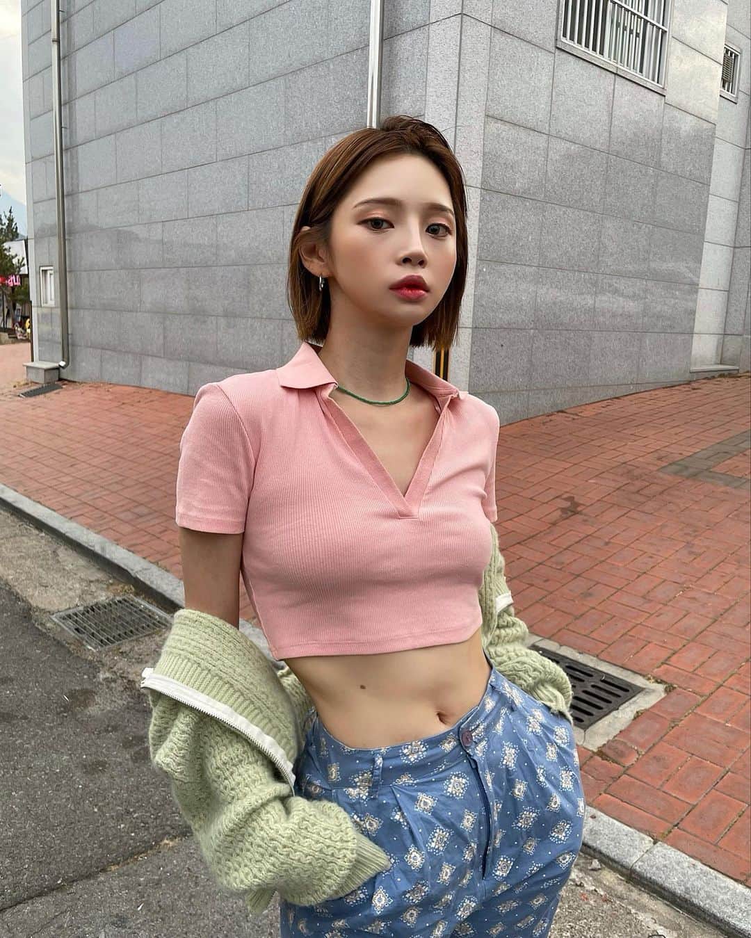 Yoonbitnaのインスタグラム：「구미생활 2주차 🍇 구미오기 전 염색, 컷트 진짜 넘 잘하고 온 듯 💕」