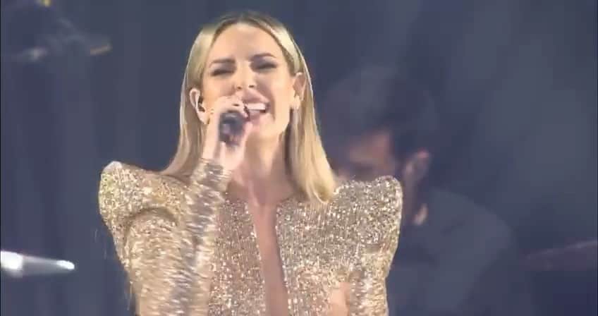エドゥルネのインスタグラム：「🎶 “Tú que me ayudas cada día a levantarme… tú que me haces esta vida soportable… sé que vas a sufrir” 🎶  ¿Os gustó mi versión de “Mi amante amigo”? Fue un placer enorme poder participar en este homenaje a Rocio Jurado.   ¡Queda nada para empezar la gira y me muero de ganas!」