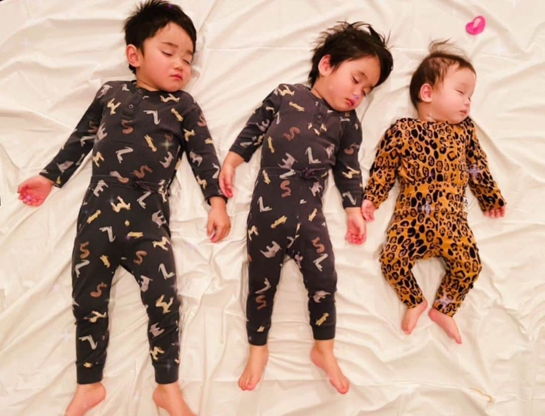 のインスタグラム：「また同じ姿ですか😅  ずーっとバンビーノとべベックがリンクする寝相だったのに3番目のbébéまで同じ姿で寝るようになった😂  パシャリ撮ってみたらクリンって寝返りすると思ったら向かい合わせになった😅  と思ったら…  やっぱり上２人のお兄ちゃんがクリンっと寝返りして同じ形になった😅  相変わらず不思議な寝相リンク✨ #3兄弟#寝相シリーズ#同じ姿#パジャマが小さくなってきた#成長してるね#寝相は#私の趣味」