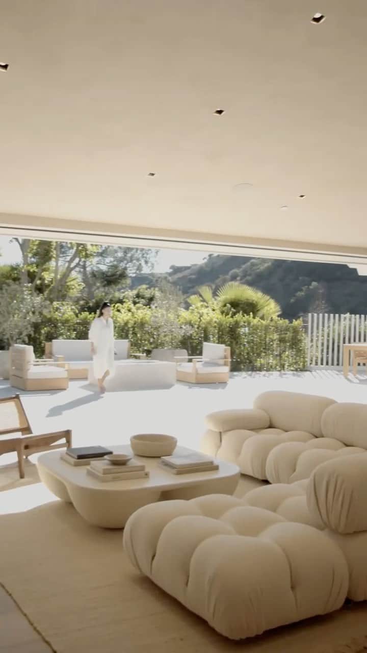 アダム・センのインスタグラム：「Had the pleasure of seeing this home being built from start to finish. My brother from another @adam.j.rosenfeld and his team just finished, and is now selling one of my favorite home designs in LA.  Sleek, calm, minimalist but still has tons of warmth. This is the future!  @mikey_rose88  @ovi_studio  @creativeartpartners  @yearadesign @jongrauman  @theagencyre  @graumanrosenfeld  #design #homedesign #architecture #interiordesign #japandi #modernhome」