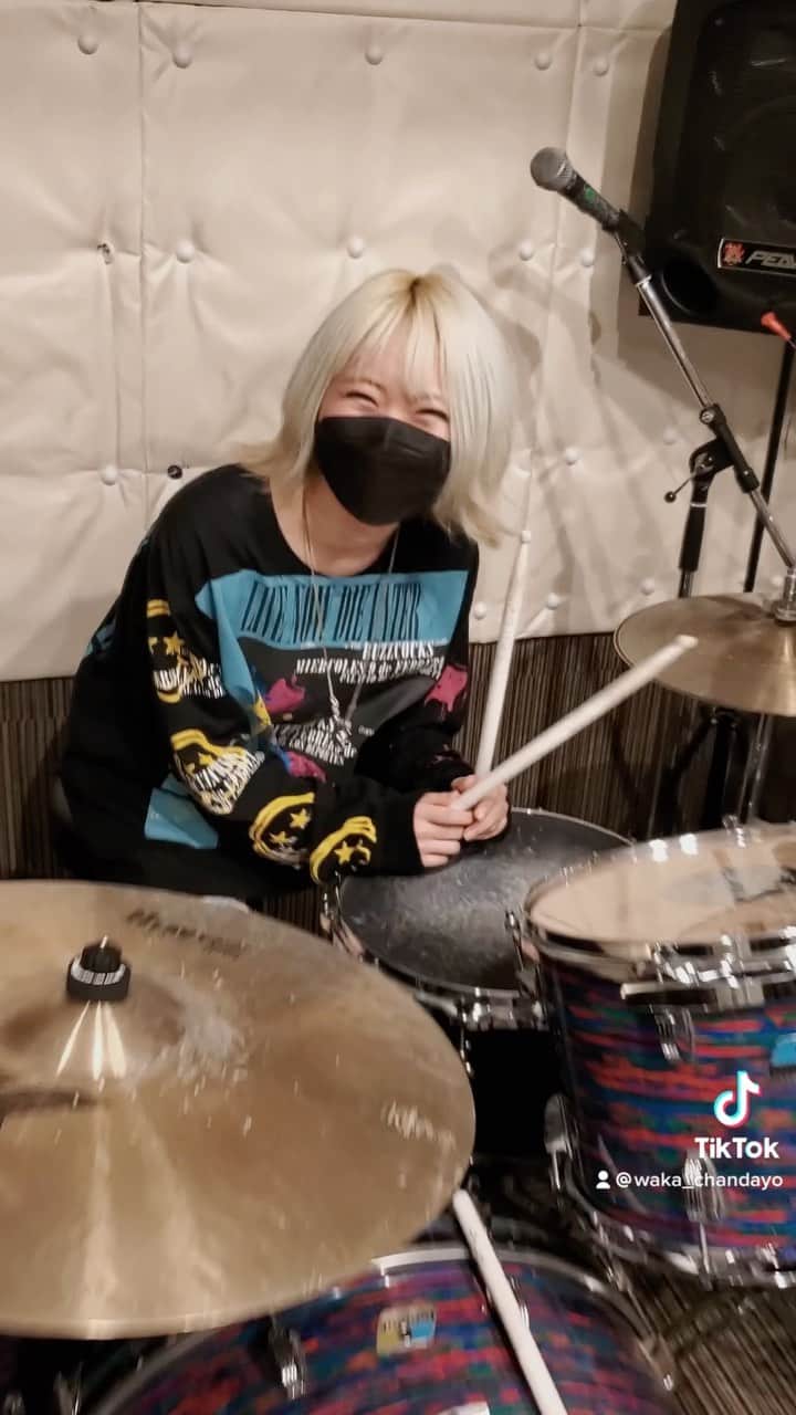 のインスタグラム：「HIDEHIROさんに撮影の協力をしてもらってきました📷🥁 めちゃ笑い声に釣られて笑っちゃう😹 . Dani California なら練習したっすよ！！！と叩き出すも全然叩けない私...笑」