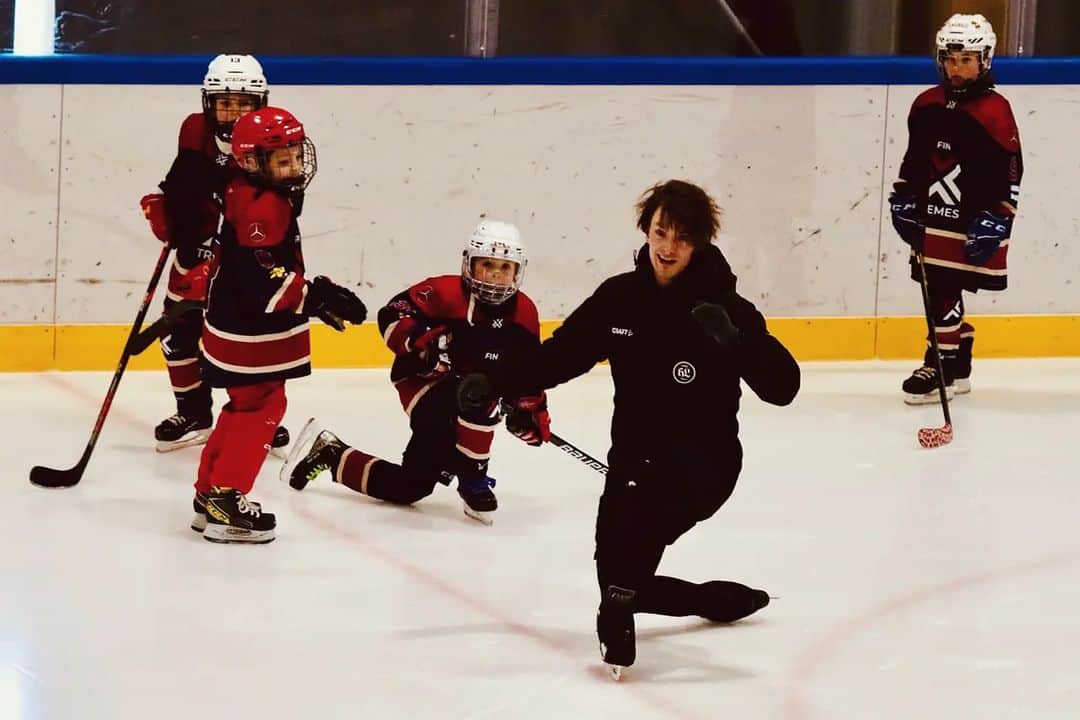 Jussiville JV Partanenのインスタグラム：「Such a fun and cool new project, coaching skating skills to these talented little hockey players! Future stars for sure 👌 Ps. Quite a journey from a snapped Achilles to being able to do this again ~~ #coaching #hockey #icehockey #athlete #icedance #figureskating #training #grafskates #graf #extremes #skatingskills」