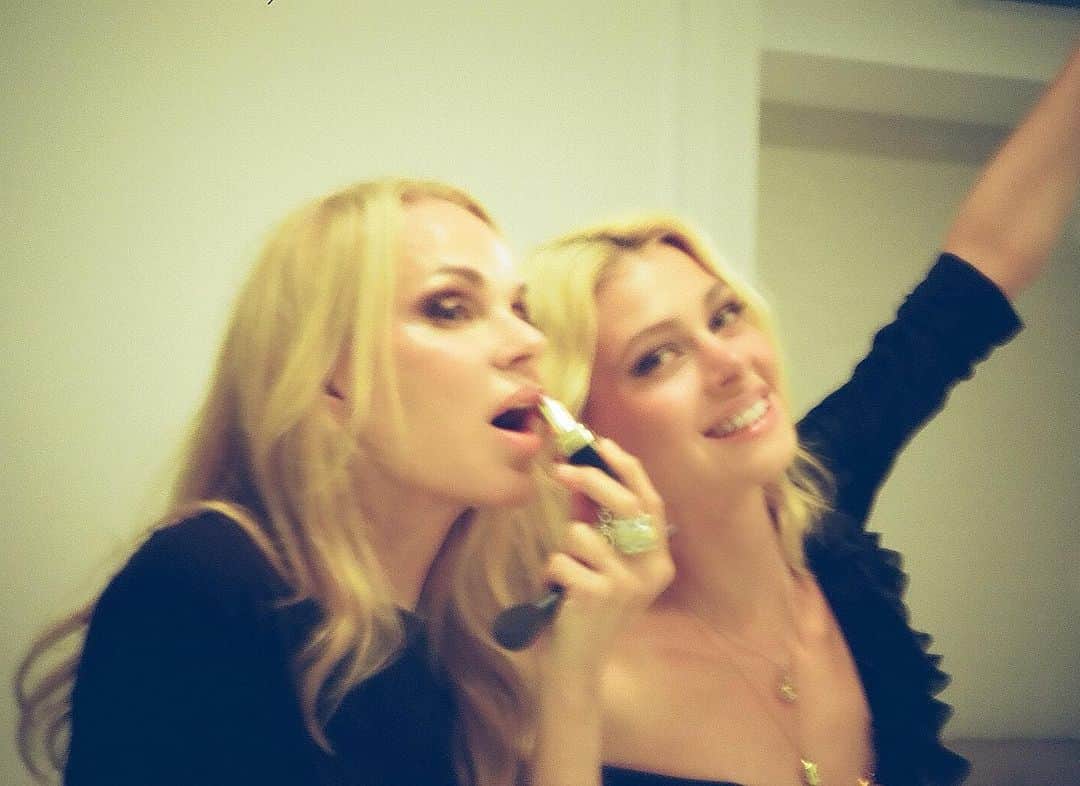 ニコラ・ペルツのインスタグラム：「Happy birthday to my role model, my queen, my twin 💕 you are everything good in this world! I want to be just like you. You’re the most beautiful woman inside and out and am the luckiest girl in the girl to call you mom. I love you I love you I love you a millions over.」