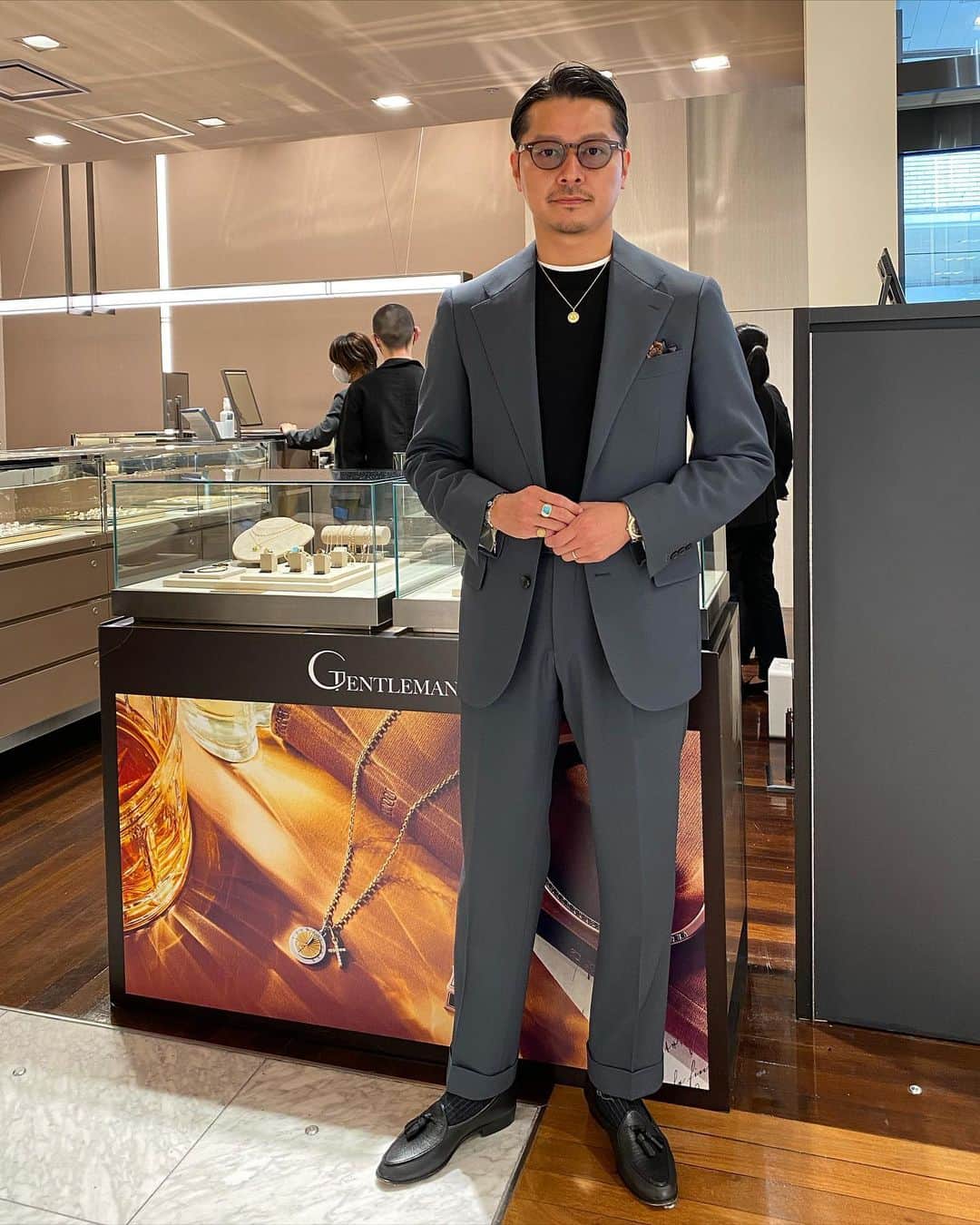 高田朋佳のインスタグラム：「本日 @isetanmens にて開催中の @gentleman_jewelry のPOP UPのお手伝いに来ております‼︎ 17時までおりますので、お近くにお越しの際は是非お立ち寄り下さい。  #fashioncreator #高田朋佳 #tomoyoshitakada #authenticstyle  #dressstyle #elegantstyle #modernclassicstyle #newclassicstyle #fashion #mensfashion #mensdressstyle #suitsstyle #dapperstyle #takadachannel #メンズファッション #大人コーデ」