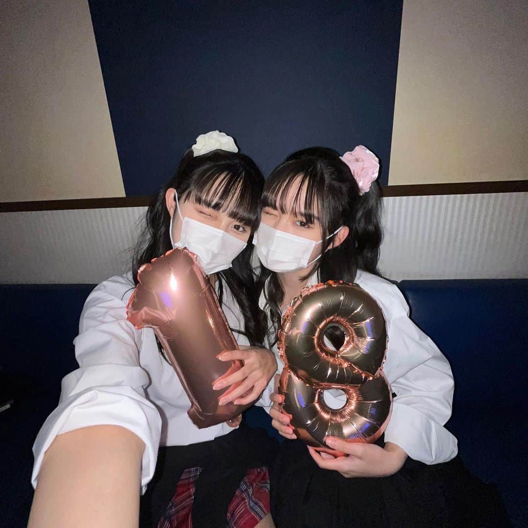 ひかはるさんのインスタグラム写真 - (ひかはるInstagram)「遅れましたが3月11日に18歳になりました💞みなさんお祝いありがとうございました！🎀ギャルになったときの写真🧏🏻‍♀️🧏🏻‍♀️ #平成ギャル」3月13日 12時29分 - hikaharu0311