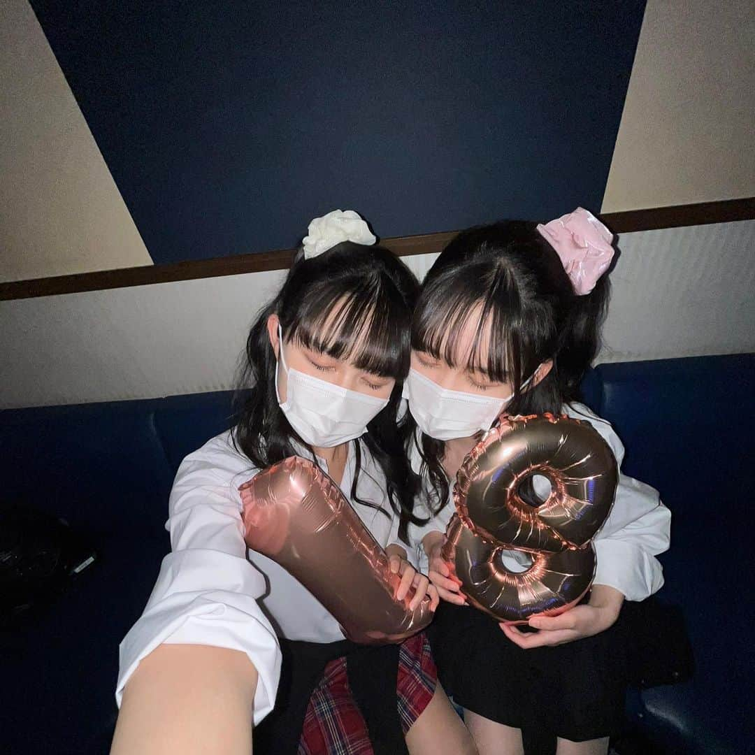 ひかはるのインスタグラム：「遅れましたが3月11日に18歳になりました💞みなさんお祝いありがとうございました！🎀ギャルになったときの写真🧏🏻‍♀️🧏🏻‍♀️ #平成ギャル」