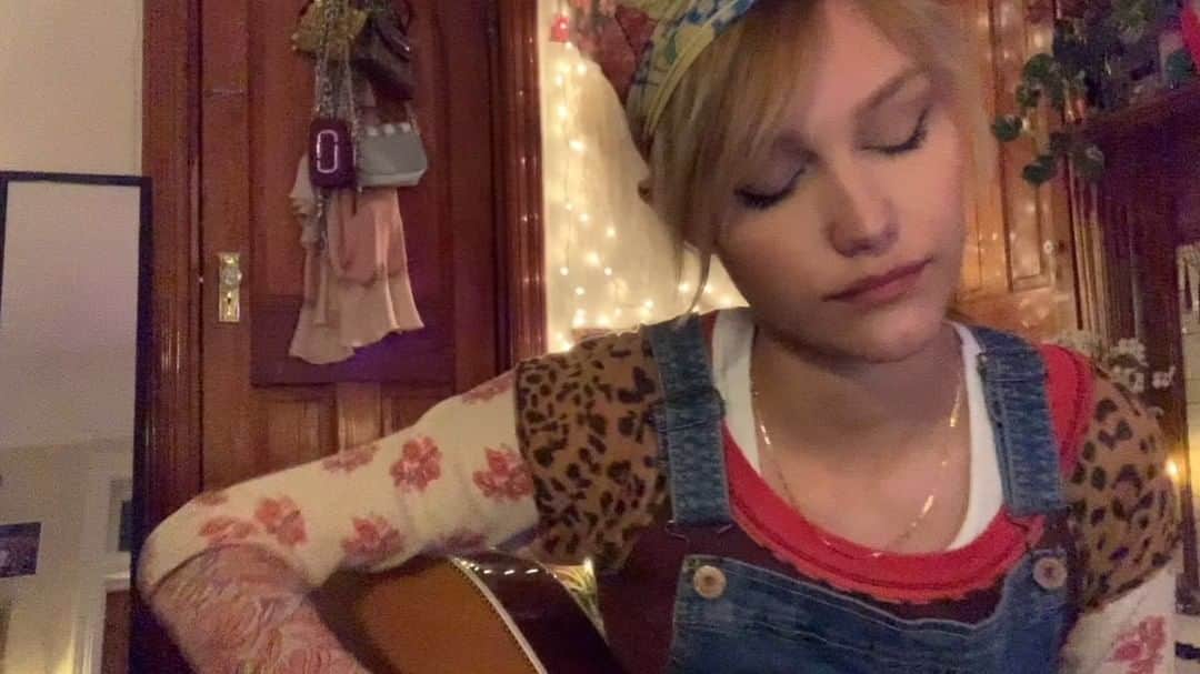 グレース・ヴァンダーウォールのインスタグラム：「comedown joesef cover idk im bored also the heat is broken in my apartment right now AND IM SO COLD」