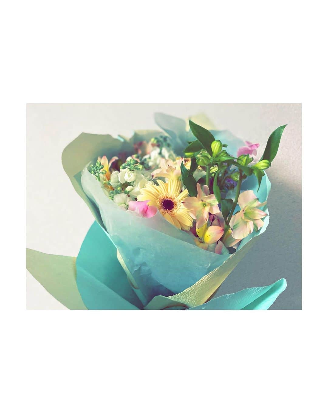 川島鈴遥のインスタグラム：「. ⁡ ⁡ 素敵なお花頂きました💐🤍」
