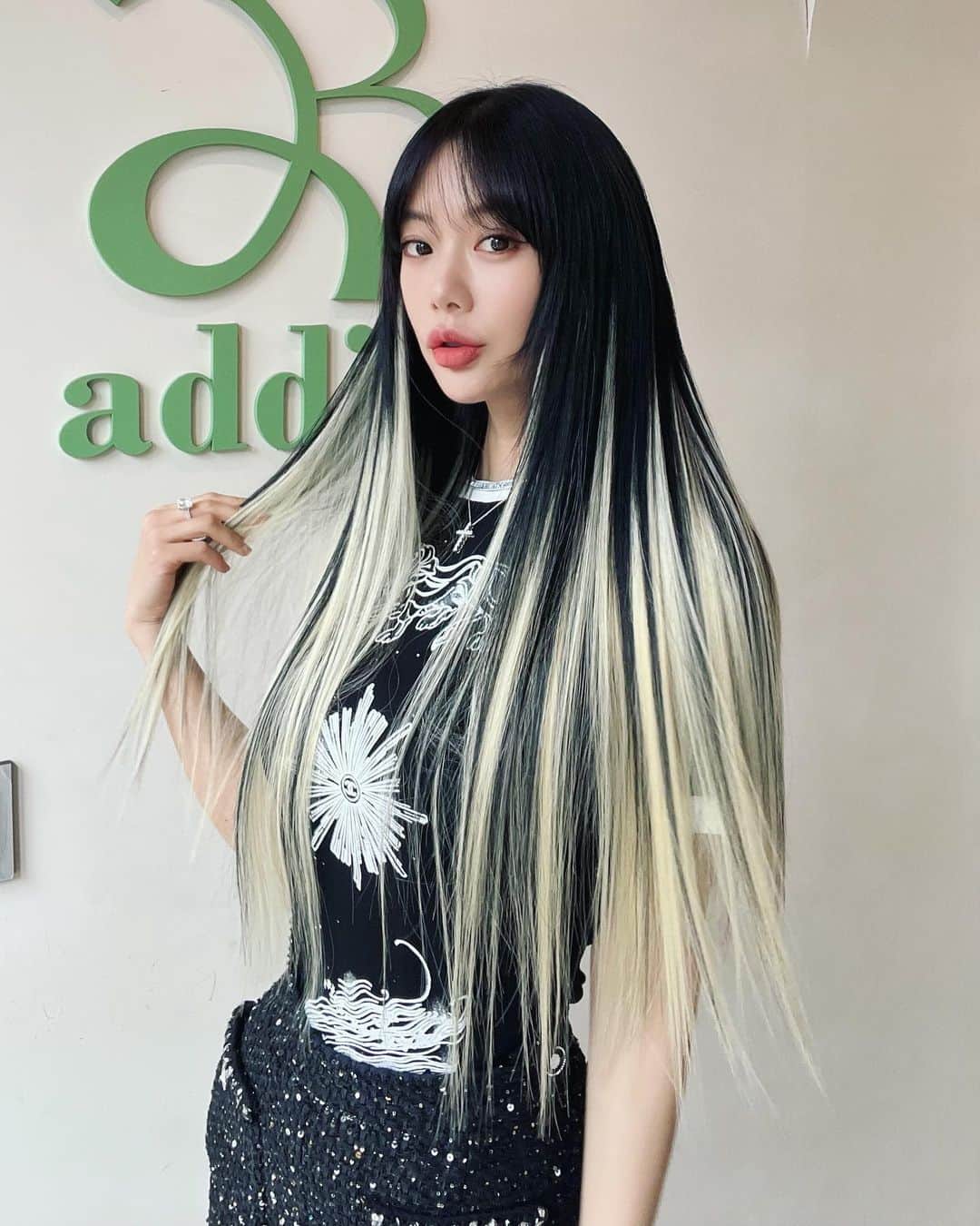 クララのインスタグラム：「My favorite @add._.b Do you like my new hairstyle?」