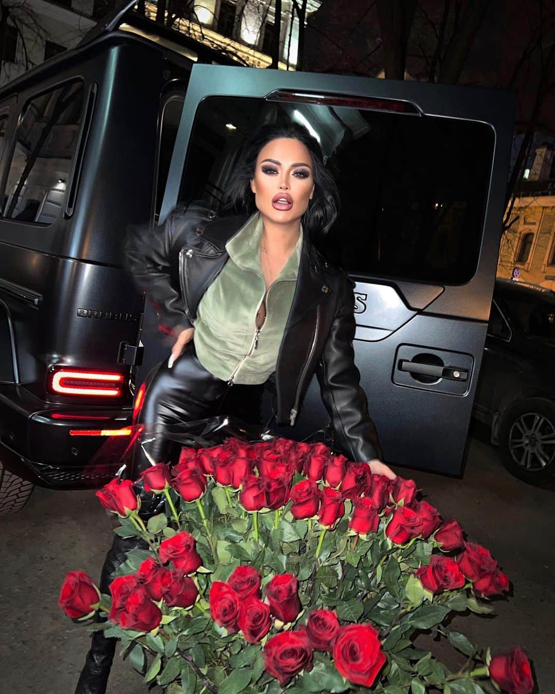 Nita Kuzminaのインスタグラム：「И всё же мне кажется, что мы с вами здесь не расстанемся! Уж слишком наша с вами любовь крепка!!! Я Вас никуда не отпущу! 😈⛓♠️」