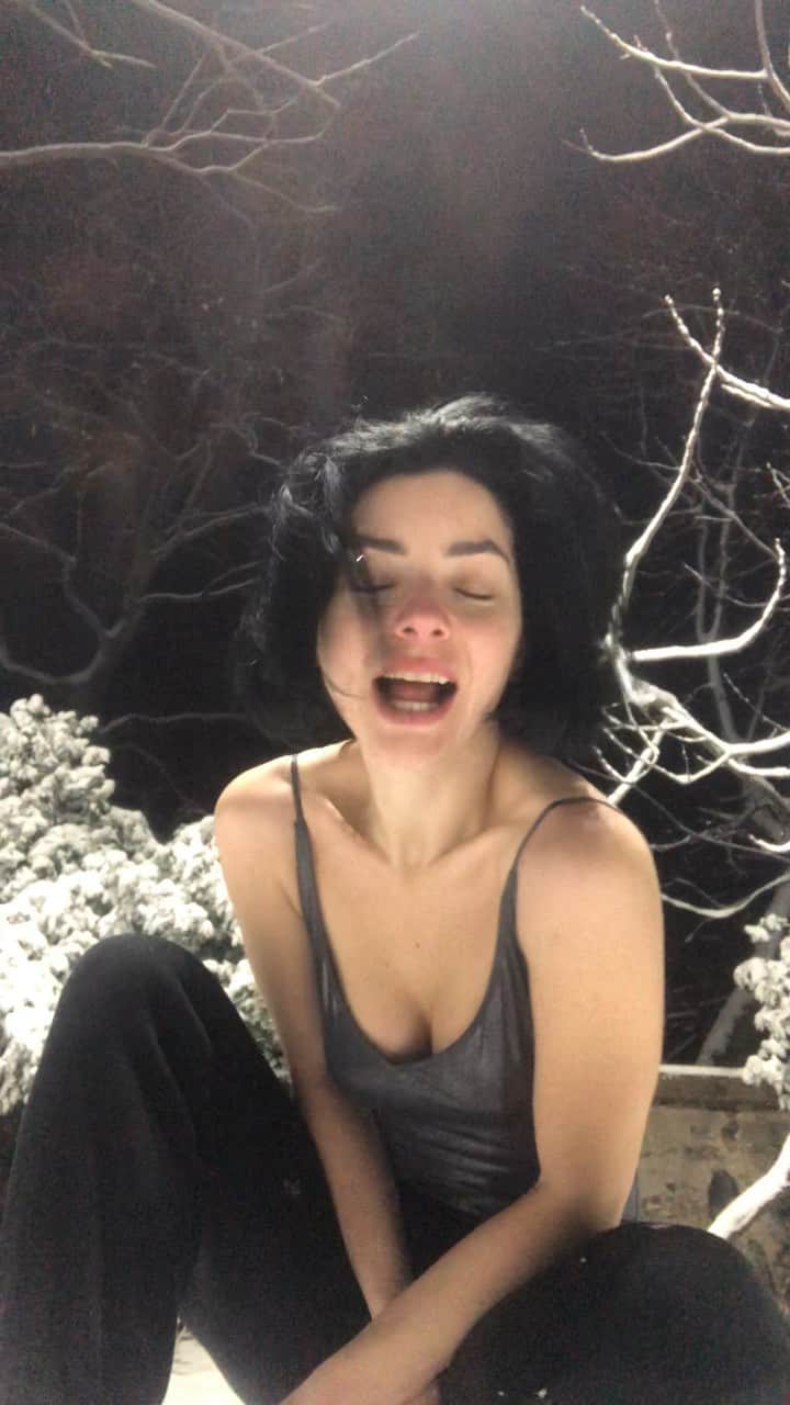 Merve Boluğurのインスタグラム：「Karda güneşleniyorum🤫」