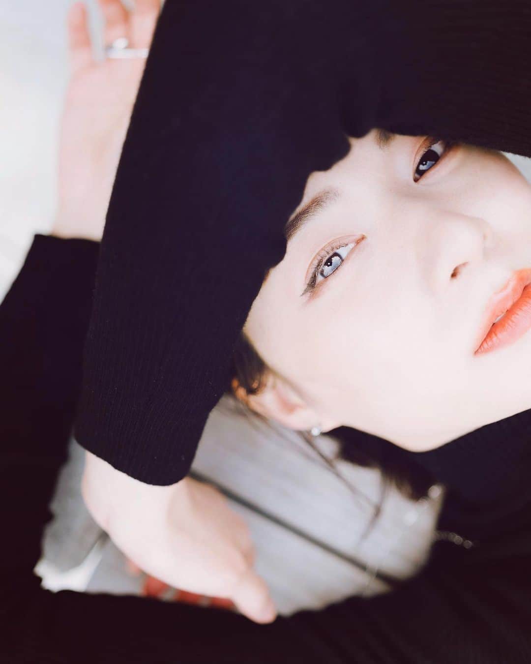 井咲アキのインスタグラム：「🤍🖤 ・ ・ ・ photographer: @arca_0105  #mode#mood#shooting#black#white#monochrome  #モノクロ#モノクロ写真」