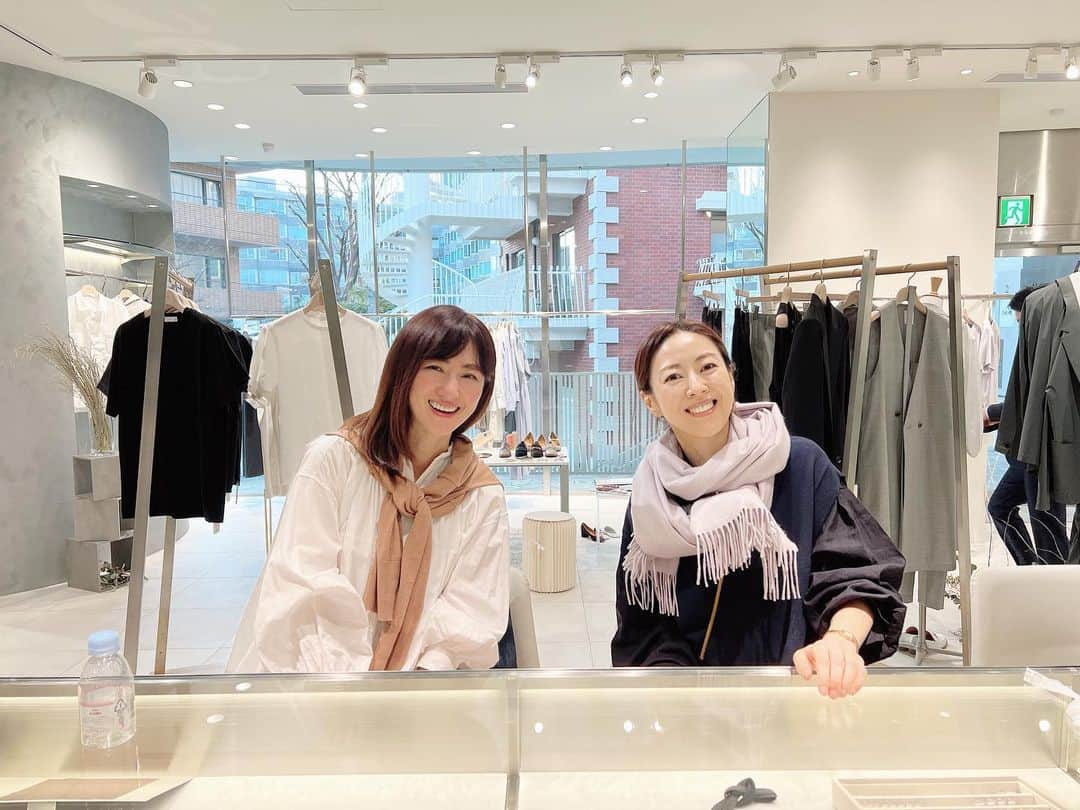 前田ゆかのインスタグラム：「マイサイズオーダーメイドの靴 @wisteriafujiwara  #最幸の靴体験を @sakaki_yuriko ゆりこちゃんと行ってオーダーしてきました✨✨  足の計測をきめ細かくチェックしてもらい私の足は左だけ甲が高いので片方だけサイズアップ、カパカパと開かないように中敷きで自分の足にフィットするように細かく補正してもらってオーダー！ 五週間後には自分にぴったりの靴が👠完成です。  ここまで細かく歩き方の癖まで見てくれるのは初めて！  色やデザイン、リボンまで選ぶのも2人で悩みながらも(かなり悩んで)それも楽しめます。 履きやすさと美しさの両立が叶うメイドインジャパンのオーダーメイドシューズ、 どんな仕上がりか楽しみ✨  #wisteriafujiwara  #ウィステリアフジワラ #ハンドメイド」
