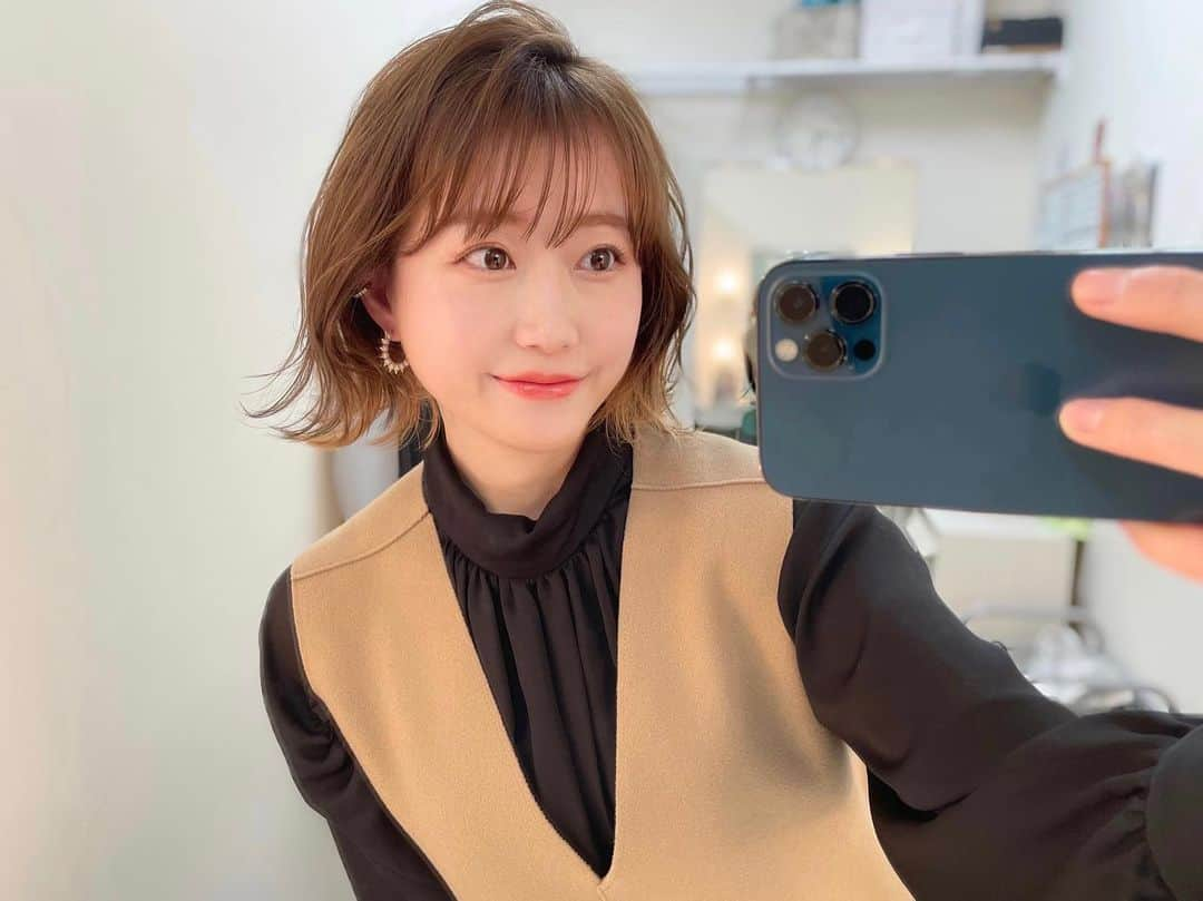 津田麻莉奈さんのインスタグラム写真 - (津田麻莉奈Instagram)「#おはよーちゃん 昨日のヘアメイク💄 髪はふわふわ巻いてもらいました✨ 眉マスカラしてから 眉に少ーしだけラメ乗せる(!)とかわいいよと ヘアメイクさんに教わって初挑戦。 ほんのり目元が明るくなる感じがした！👀✨  衣装 @attrangs_japan   JRA-VAN YouTubeでは 指数とデータから導き出された フィリーズレビューの推奨馬を本日公開予定です💁🏼‍♀️ (公開されたらこことストーリーとTwitterにリンク貼ります)  津田麻莉奈の「ばんば塾」 ▶️ https://youtu.be/2fLCjzPDyHU 今日の帯広11Rポプラ賞の予想公開中💁🏼 (ストーリーとTwitterにリンクあります)  今日はいよいよ「炎の十番勝負」🔥 準備して行ってきます🏃‍♀️ その後、夜にもうひとつ収録がある盛り沢山day。 がんばろー٩( 'ω' )و  それではよい一日をお過ごしください〜🌱  ––––––––––––––––––––––––––––  #gm #おはよう #メイク #ヘアメイク　 #ヘアアレンジ #ツヤ肌 #ツヤ肌メイク  #衣装#コーデ #ootd#美容　 #outfitoftheday  #coordinate  #makeup  #まりなる #津田麻莉奈」3月13日 9時07分 - tsudamarinal