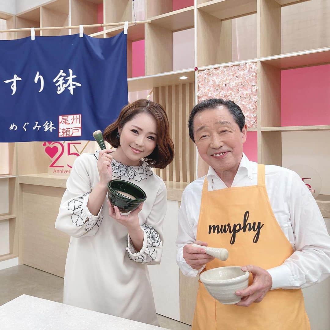 近藤英恵のインスタグラム：「マーフィー岡田さんとご一緒させて頂きました🙌実演販売のキャリアはなんと50年以上❣️どこまでも優しい笑顔と語り口は、商品紹介がお仕事の私達にとって生き神様のようです✨有り難い時間でした🙌✨  #めぐみ鉢 #銘品#伝統工芸品#これでたまごサンド#🥚#めっちゃ美味しいよ#ゴマすり#お茶ひき#手動でできる#🤤#感動#マーフィー岡田 さん#生き神様#ご一緒できて感動#🥰」
