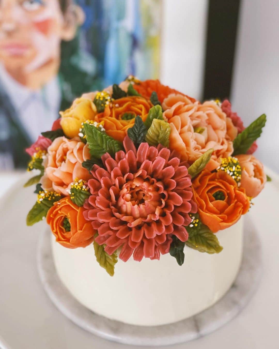 Robin May Flemingさんのインスタグラム写真 - (Robin May FlemingInstagram)「Cake 15—chocolate layers with vanilla orange buttercream—was a joy from beginning to end.   Even when my first batch of buttercream turned out like a mixing bowl full of soup.   Even when I accidentally jammed my finger into the side of my perfectly smoothed cake not once, not twice, but three whole times.   Even when I forgot about my favourite roses and painstakingly piped pompon dahlias until there wasn’t an inch of room left for them.   (High fives and hugs to the amazing @_leslie_vigil_ for her gorgeous colour palette and top-notch teaching skills.)」3月13日 9時44分 - robinmay
