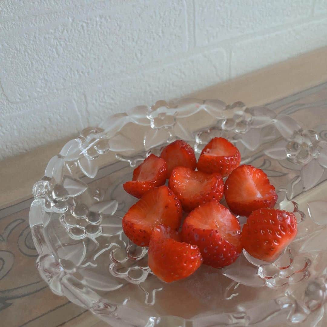 樋口柚子のインスタグラム：「🍓 少し目を離したらこんななってた🙄笑 甘〜〜〜いトコだけ食べてく姪っ子👧」