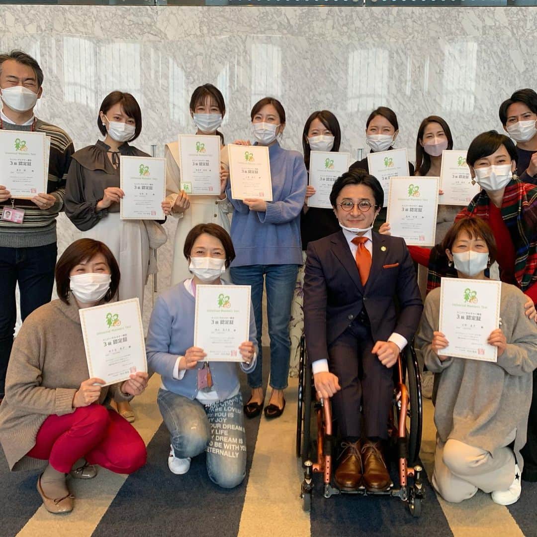 フジテレビアナウンサーのインスタグラム：「海老原優香です。  先日、先輩方と一緒に【ユニバーサルマナー検定3級】 高齢の方や、障害のある方への基本的な向き合い方や お声がけ方法を学ぶ、 ユニバーサルマナーの入門講座を受けました。  突然ですが皆さんは2.3.4枚目の マーク、何マークだかご存知でしたか？？  街ではこの他にも障害のある方に関するマークとして #白杖sosシグナル普及啓発シンボルマーク #ハートプラスマーク #聴覚障害者マーク  などがあります。  誰かのことを思いやり、適切な理解のもと、行動する ユニバーサルマナーをしっかりと身につけたいと思います。  #フジテレビアナウンサー #ユニバーサルマナー #ユニバーサルマナー検定 #ユニバーサルマナー検定3級 #ほじょ犬マーク #オストメイトマーク #耳マーク」