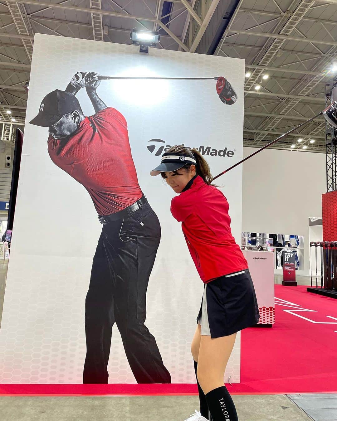 熊林保奈美のインスタグラム：「* . JAPAN GOLF FAIR 2022 最終日！！🏌🏻‍♂️  今日はツアーテーラーメイドの衣装❤️ インスタ投稿キャンペーンも大好評です☺️ ブースでいろんなお写真撮ってみてくださいね〜✨  (上半身の回りと手首の位置…😥) . . * #テーラーメイド #テーラーメイドゴルフ #スパイダー #テーラーメイドアパレル #ツアーテーラーメイド #テーラーメイド2022 #JAPANGOLFFAIR」