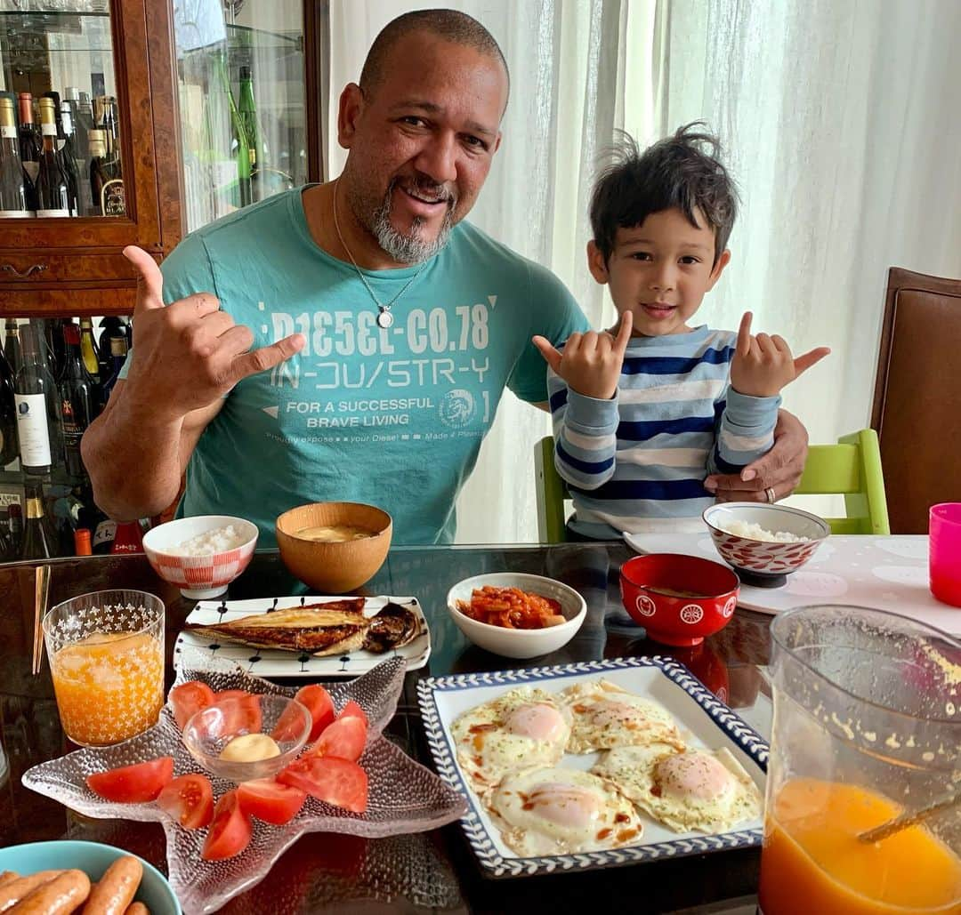 アレックス・ラミレスさんのインスタグラム写真 - (アレックス・ラミレスInstagram)「Good morning everyone!! Itadakimasu!! Have a wonderful day today!! #japanesefood #japanesebreakfast #misosoup #fish #whiterice #egg #tomatos #natto #orangejuice #family #time #bringinggoodvibes #ramichanfamily #proudpapa #happyhusband #happywife #deliciousbreakfast #vamos」3月13日 11時30分 - ramichan3