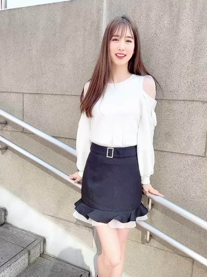 のインスタグラム：「お昼投稿☀️  この日は、上着を羽織らなくても暖かくて とても幸せだった🥺🌸 また早くどこか広々したところにお出かけ しに行きたいな٩(´ᵕ｀๑)و🌿  そして今夜の世界vision labも どうぞ宜しくお願い致します！📻  #春服 #春コーデ #lilliancarat #tittyandco #お出かけ #お出かけコーデ #春のお出かけ #springfashion」