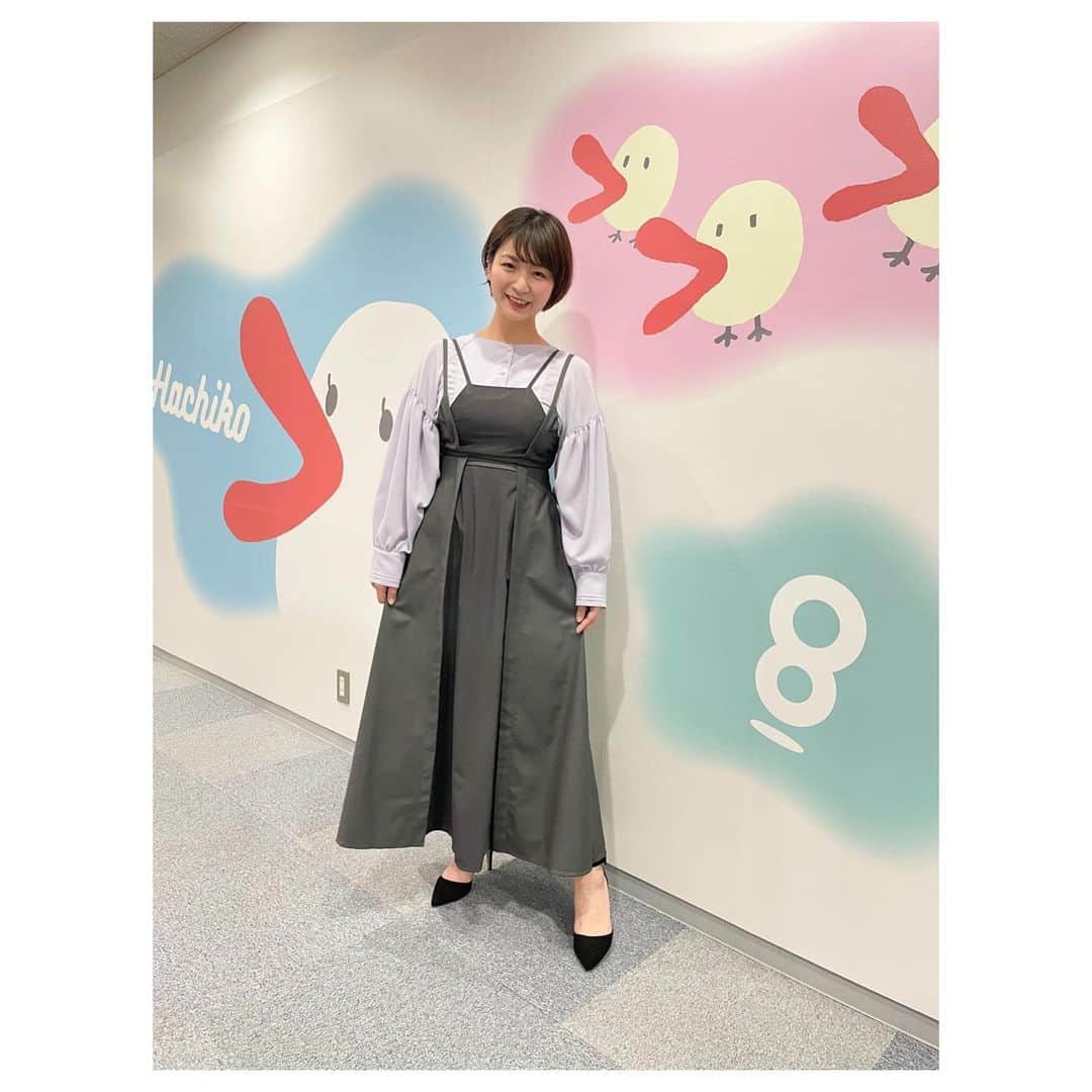 のインスタグラム：「昨日のみんなでlive予想会有難うございましたっ🙇‍♂️🙏  岡安キャプテンと競馬エイトの高橋さんと金鯱賞予想🐴🎯  もう高橋さんの凄い目線とデータでサクサクと買い目まで進んでいき、夢馬券まで辿り着いてもいつもより早く終わってスッキリ感が凄過ぎた🤣👏👏  メンバーシップの皆さんと凄い金鯱賞予想をワイワイ出来て楽し...毎回土曜日が楽し...  2週続けて当たっておりますから！ 今週も皆さんと喜べますように🥰👏  そして昨日の衣装は、 春らしいブラウス （ @lhelbie_official ）に可愛いワンピース（ @angaime_official ）組み合わせがべらぼうに可愛かった🥺🥺🙏❣️  そこにキリッとお洒落なイヤーカフ（ @soa.jp ）もたまらん🤤🤤  ピアスと違って耳にかけるだけで ものすごくオシャレになるスーパーアイテムです👏  それをアピールするように三枚目指差したけど、手が変すぎてピースもどきになったとさ。  #カンテレ #カンテレ競馬 #競馬 #金鯱賞 #競馬予想 #YouTube #衣装 #ブラウス #kose #ワンピース  #angaime  #アクセサリー #イヤーカフ #soa」